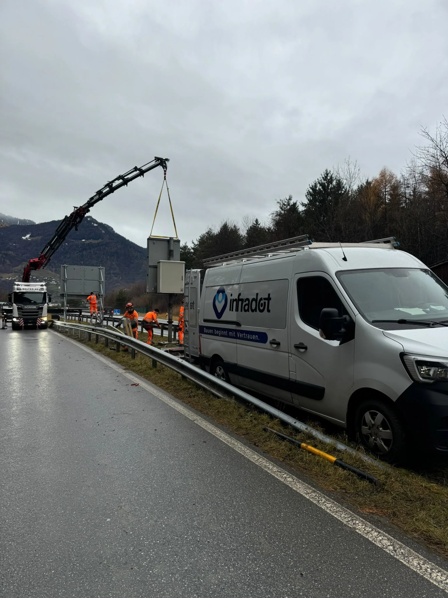 InfraDot-Firmenwagen und Mitarbeitende auf einer Strassenbaustelle