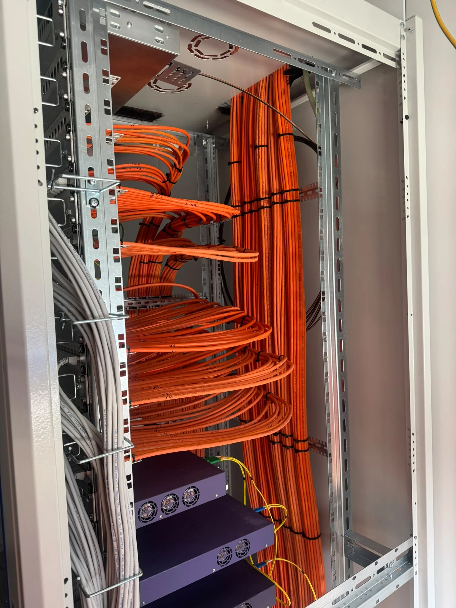 Orange Glasfaserkabel in einem geöffneten Verteiler